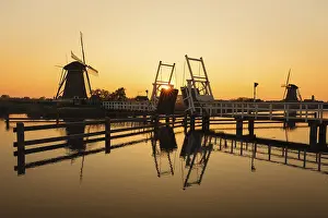 Historic Windmill Architecture Drucke: Windmills at sunset, Kinderdijk