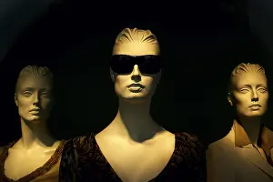 Fashion Doll Drucke: Window display - window dummies