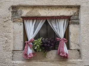 Eastern European Cityscape Drucke: Window with floral decorations
