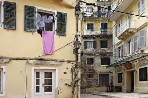 Southeastern Europe Travel Photography Drucke: Window with laundry in Corfu town