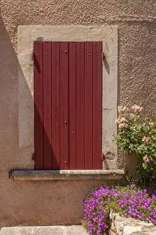Southern France Architecture Drucke: Window with red closed shutters
