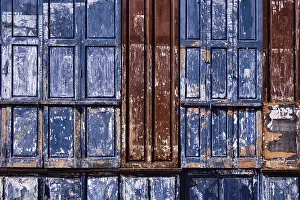Drucke von Die Fenster sind mit blauen Läden verschlossen. Altes Haus in Dijon Dijon Drucke: Die Fenster sind mit blauen Läden verschlossen.