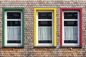 Drucke von Fenster in den Farben grün, gelb, rot in der renovierten Holzschindeldachhaus, Alte Kinderschule, Herbstein, Vogelsbergkreis, Hessen, Deutschland Schindelarchitektur Drucke: Fenster in den Farben grün, gelb.