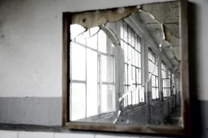 Window Reflection Photography Drucke: Windows Reflected in a Broken Mirror