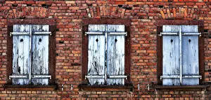 Uninhabited House Exterior Drucke: Windows. Shutters