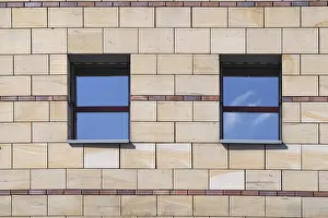 Bilder Datiert 6. Februar 2024: Zwei Fenster in der Wand.