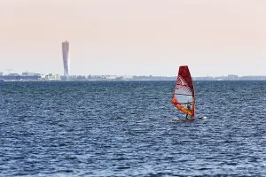 Drucke von Windsurfer vor Skyline mit drehendem Torso, Malmö, Öresund, Schweden Windsurfer vor Skyline mit drehendem Torso, Malmö, Öresund, Schweden Sport Drucke: Wind- und Ruderer vor Skyline mit drehendem Torso.