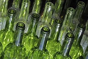 Empty Glass Bottles Drucke: Empty wine bottles