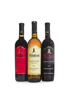 Wine Bottles Drucke: Three wine bottles are lined up next to each other