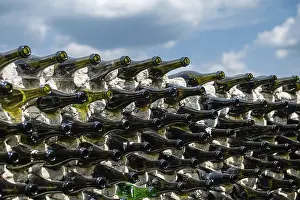 Close Up Wine Bottle Drucke: Wine bottles in a row on a stone wall