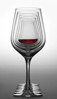 Empty Red Wine Glass Drucke: Some wine glasses standing consecutive in a row in gradient grey back