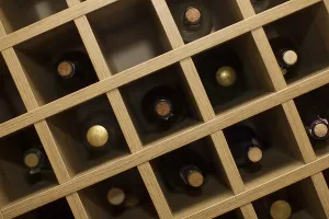 Grape Vine Drucke: Wine rack with bottles
