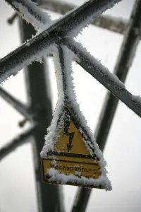 High Voltage Warning Sign Drucke: Winter high voltage