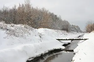 Rural Winter Scene Drucke: Winter river with a small bridge