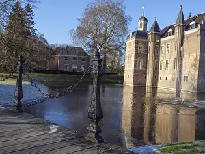 Schloss Drucke: Winterlandschaft mit Schloss und Wassergraben.