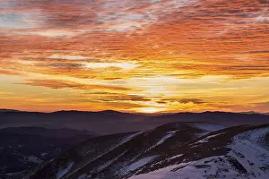 Drucke von Sonnenuntergang im Winter vom Berg Nerone, Monte Nerone, Apennin, Marken, Italien Verwandte Bilder Drucke: Sonnenuntergang im Winter vom Berg Nerone.