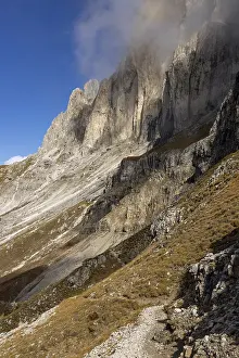 Drucke von Wolkenfetzen treiben über die Gipfel, Catinaccio-Massiv, Carezza, Dolomiten, Südtirol, Italien Die Dolomiten Drucke: Wolkenfäden driften über die Gipfel.