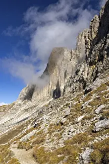 Drucke von Wolkenfetzen treiben über den Gipfeln, Catinaccio-Massiv, Carezza, Dolomiten, Südtirol, Italien Die Dolomiten Drucke: Wolkenfäden schweben über den Gipfeln.