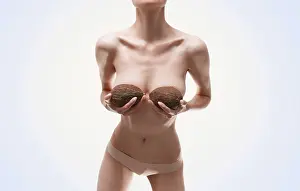 Studio Beauty Shot Drucke: Woman posing in the studio with coconuts in her hands