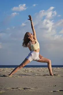 Female Athlete Workout Drucke: Woman practicing Reverse Warrior Pose