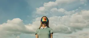 Drucke von Eine Frau steht draußen mit einem futuristischen, regenbogenfarben getönten Masken, die ihre Augen bedeckt, gegen einen Hintergrund eines wolkigen Himmels Kunstwerke Des Surrealismus Drucke: Eine Frau steht draußen mit einem futuristischen.