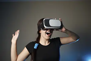 Drucke von Frau verwendet das Virtual-Reality-Headset. VR-Konzept Verwandte Bilder Drucke: Frau verwendet das Virtual-Reality-Headset.