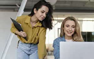 Business Teamwork Drucke: Women checking work project together