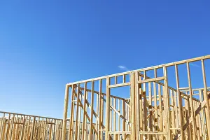 Drucke von Holzhäuser-Framing-Abstraktion am Baustellenort Bauernhaus-Architektur Drucke: Holzhausrahmenabstraktion auf Baustelle
