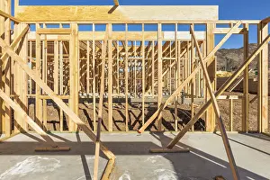 Drucke von Holzhäuser-Framing-Abstraktion auf Baustelle Bauernhaus-Architektur Drucke: Holzhausrahmenabstraktion am Baustellenort