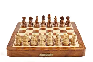 Holzschachbrett auf dem Schachbrett bereit zum Spielen.