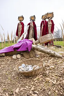 Biblical Figure Sculpture Drucke: Wooden figures with spears against Jesus on Easter path