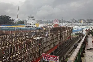 Drucke von Holzsuperstruktur auf einem Schiff, Dockyards, Dhaka, Bangladesch Dhaka Drucke: Holzsuperstruktur auf einem Schiff.
