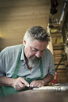 Handmade String Instrument Drucke: Work on the lid of the instrument