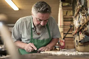 Handmade String Instrument Drucke: Work on the lid of the instrument