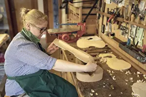 Drucke von Arbeit am Deckel des Instruments, der Meisterlautenbauer Rainer W. Leonhardt, Mittenwald, Bayern, Deutschland Verwandte Bilder Drucke: Arbeit am Deckel der Instrumente.