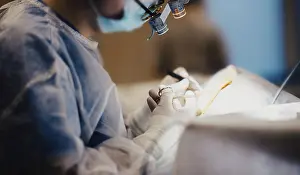 Healthcare Professionals Drucke: Work of a surgeon in the operating room