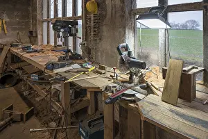 Empty Workstation Setup Drucke: Workbench with drill stand and circular saw in a workshop