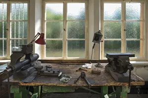 Lauf An Der Pegnitz Tourism Drucke: Workbench with vice in a workshop for car valves