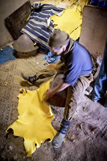 African Handicrafts Drucke: Worker working on leather, dying