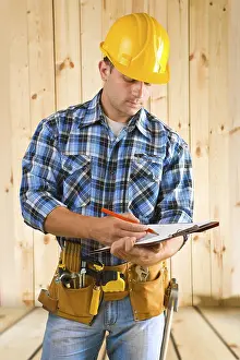 Construction Worker Drucke: Worker write on clipboard