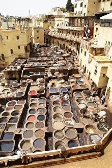 Drucke von Arbeiter, die Leder färben, Bad mit Farbe, Färberei, Tannerie Chouara Ledertannenfabrik, Bezirk der Ledergerber und Färber, Fes el Bali, Fez Fez Drucke: Arbeiter, die Leder färben, Becken mit Farbe.