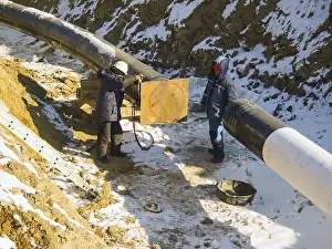 Pipeline Construction Work Drucke: The workers engaged in the construction of the pipeline