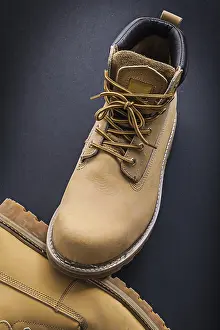 Studio Shot Footwear Drucke: Working boots on black background