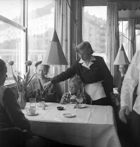 Coffee Shop Interior Photo Drucke: Working in a restaurant in the 1950s