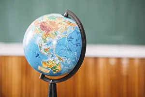 Educational Institution Background Image Drucke: World globe classroom blurred background