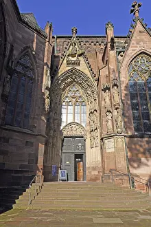 Roman Catholic Church Germany Drucke: Worms, Germany, October 2019: Entrance of historic Roman Catholic St Peter's Cathedral in city Worms Worms