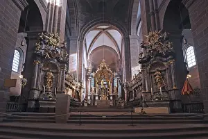 Sacral Building In Europe Drucke: Worms, Germany, October 2019: Altar inside of roman catholic St Peter's Cathedral in city Worms in Germany Worms