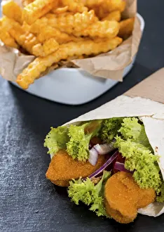 Fried Chicken Meal Drucke: Wrap with fresh fried Chicken pieces and a portion of chips