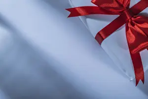Christmas Decoration Drucke: Wrapped red present box on white background