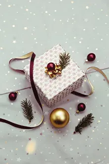 Christmas Gift Wrapping Drucke: Wrapping Christmas gift into box